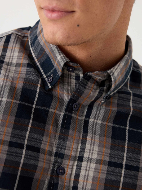 Camisa regular com estampa xadrez cinza vista detalhe