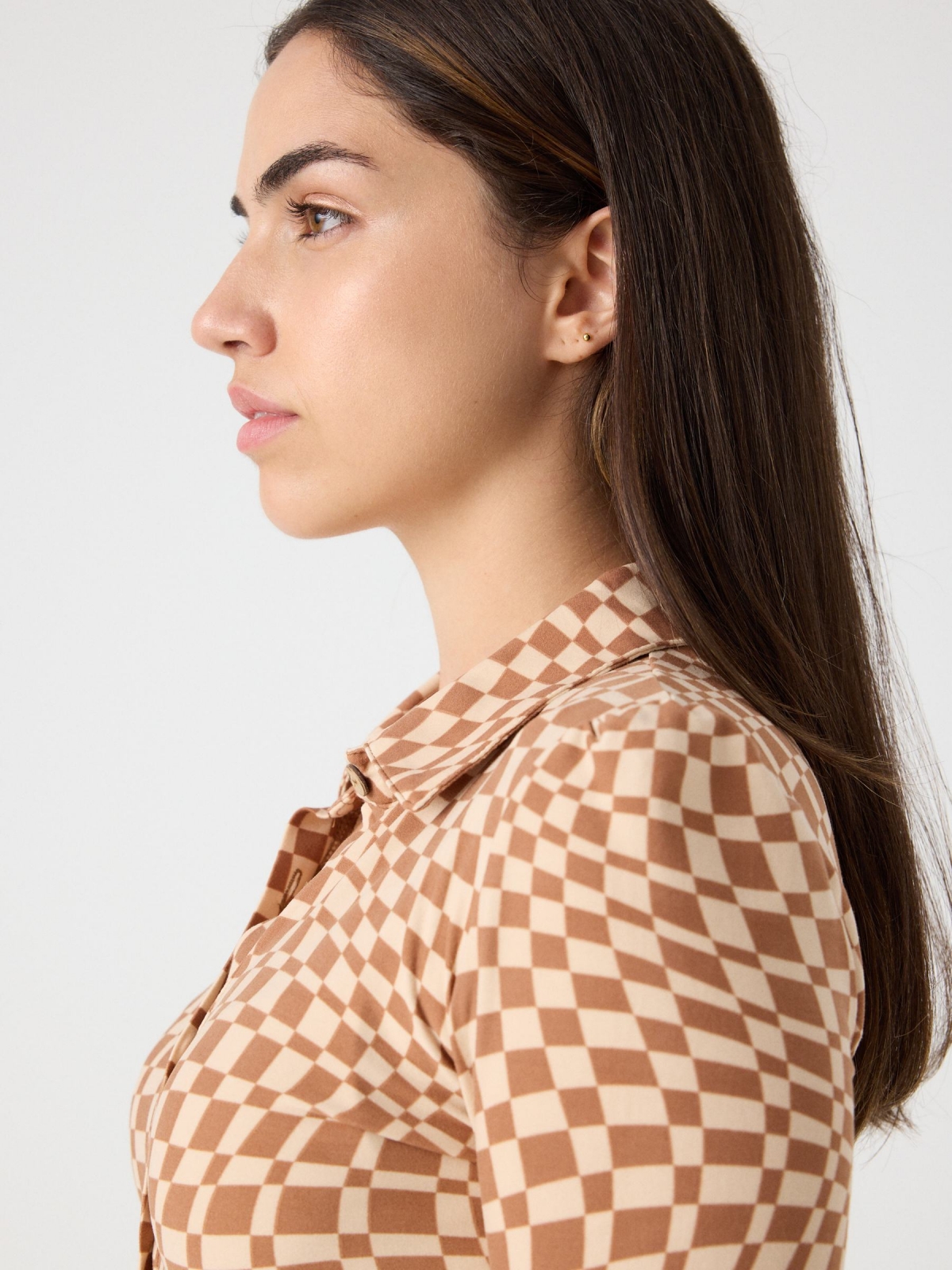 Vestido de camisa com estampa xadrez marrom vista detalhe