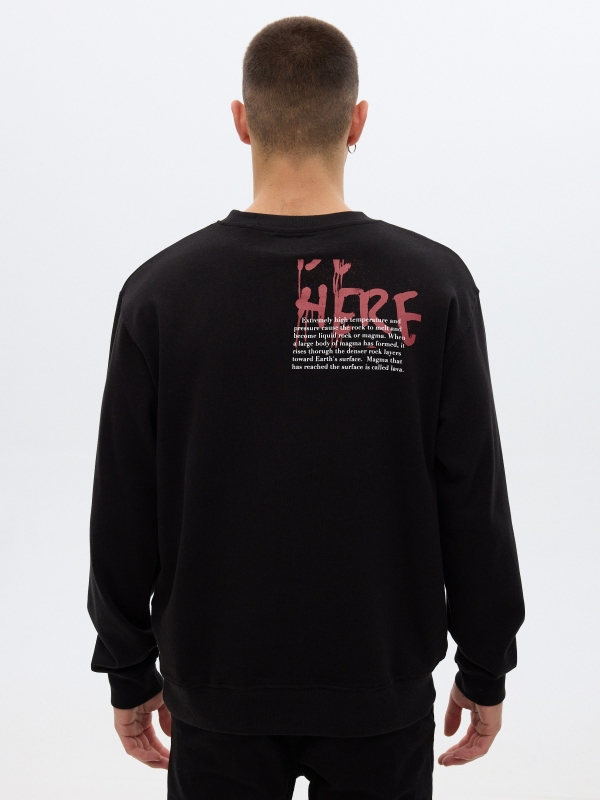 Sweatshirt com estampado preto vista meia traseira