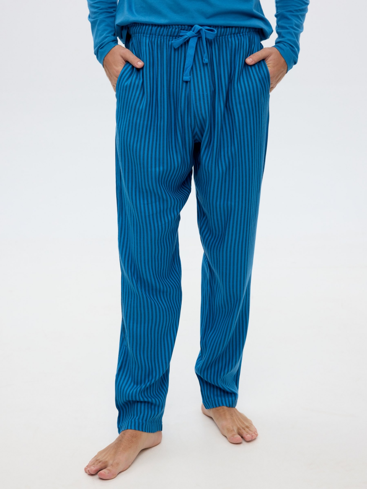 Calças de pijama azul às riscas azul vista detalhe