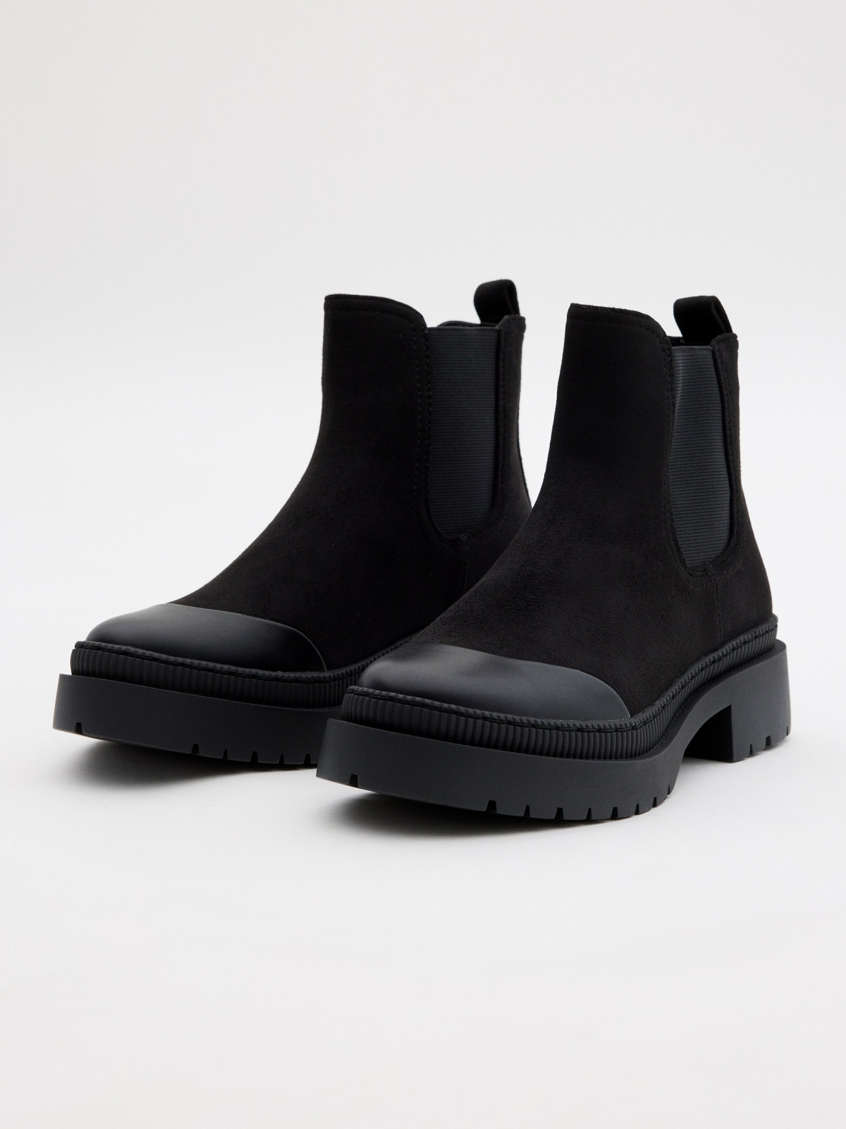 Chelsea ankle boot toe black 45º front view
