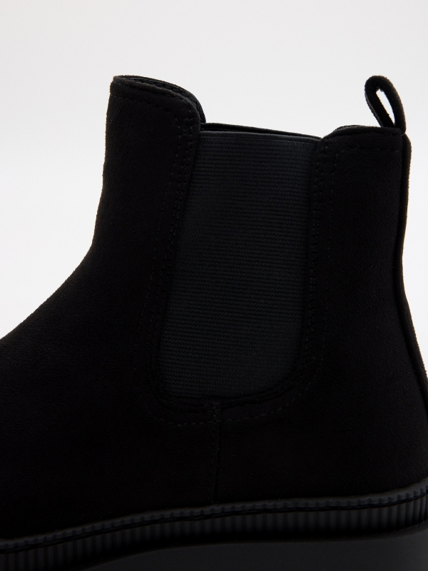 Chelsea ankle boot toe black detail view