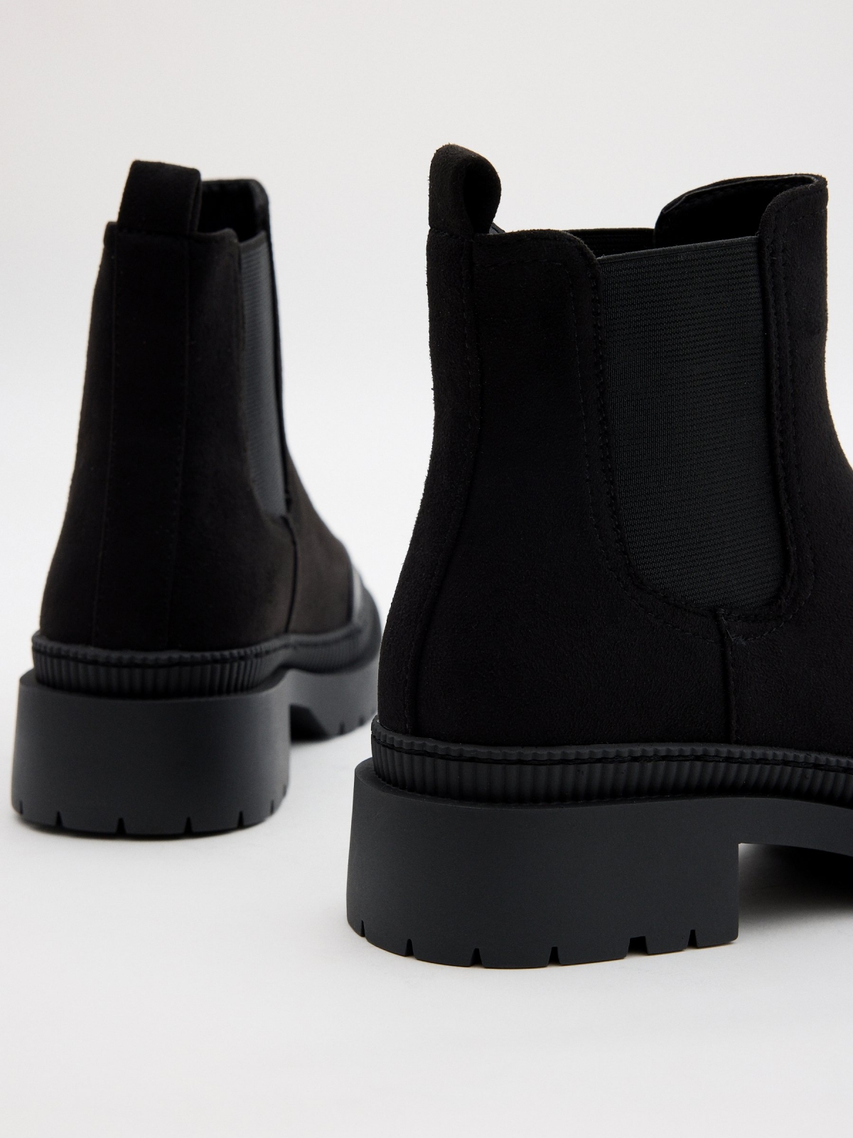 Chelsea ankle boot toe black detail view