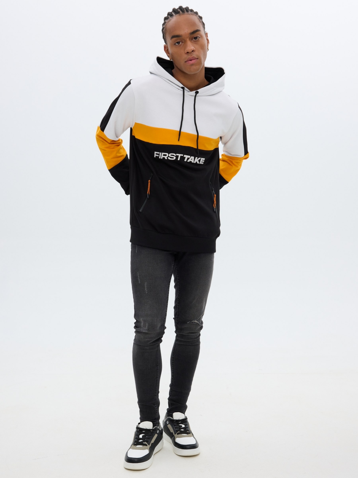 Sweatshirt com capuz desportivo preto vista geral frontal