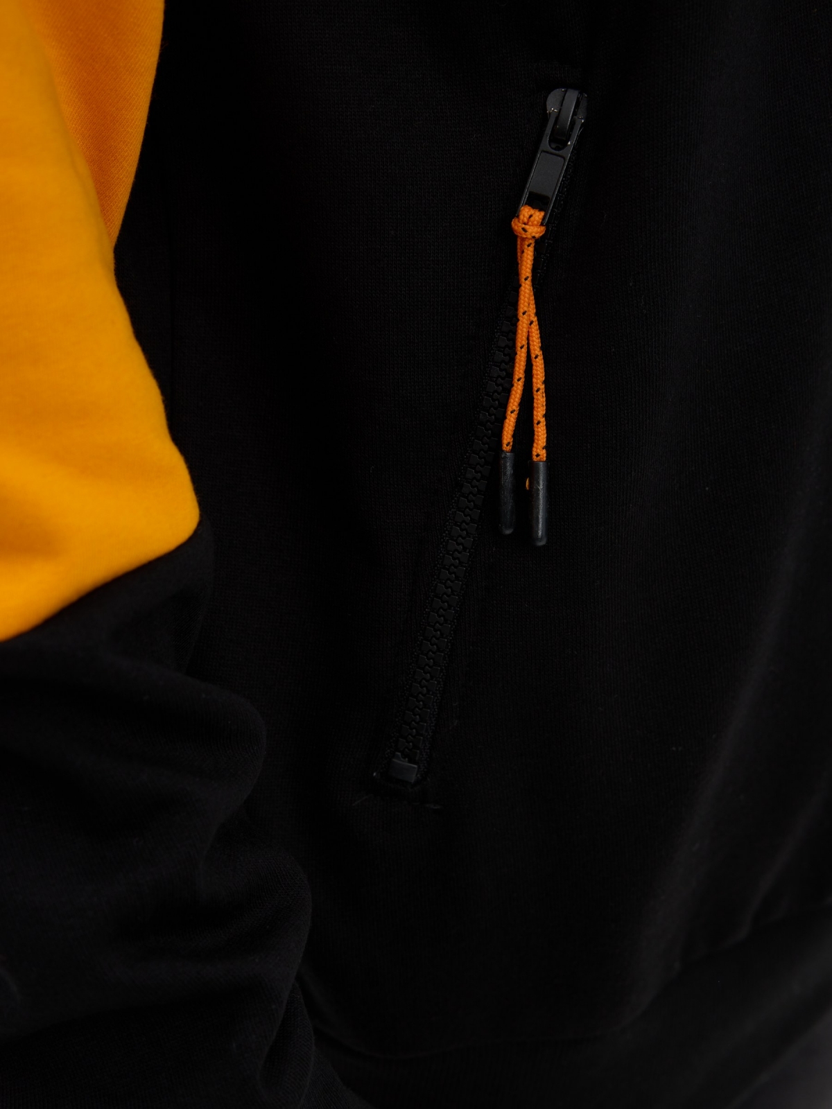 Sweatshirt com capuz desportivo preto vista detalhe