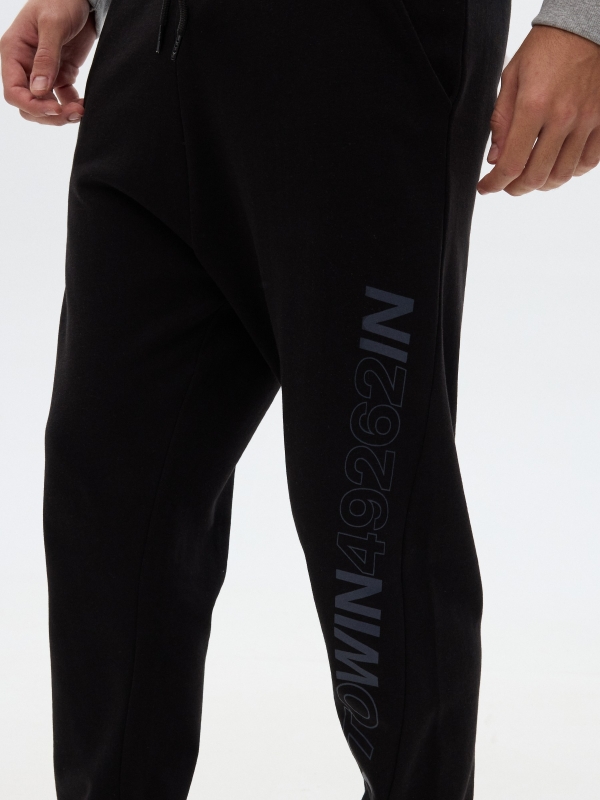 Pantalón jogger negro vista detalle