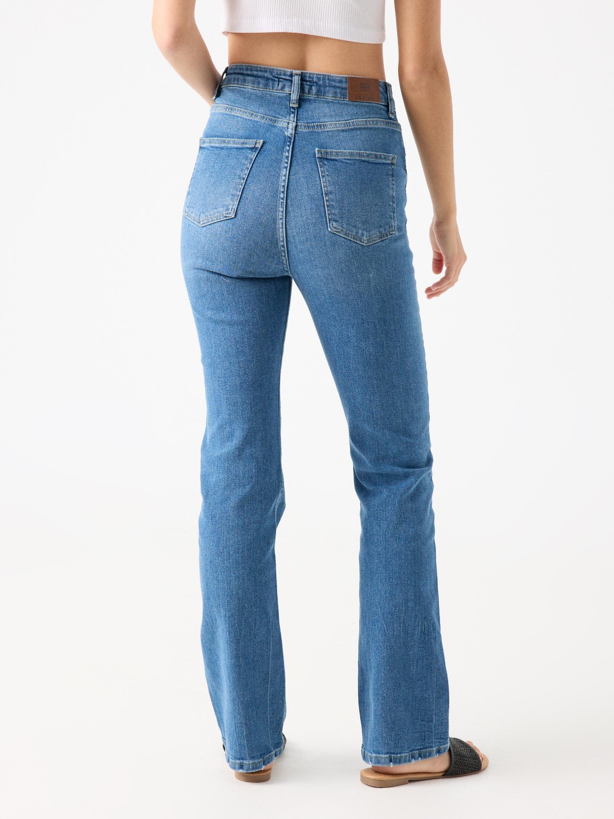 Jeans straight slim tiro alto azul vista media trasera