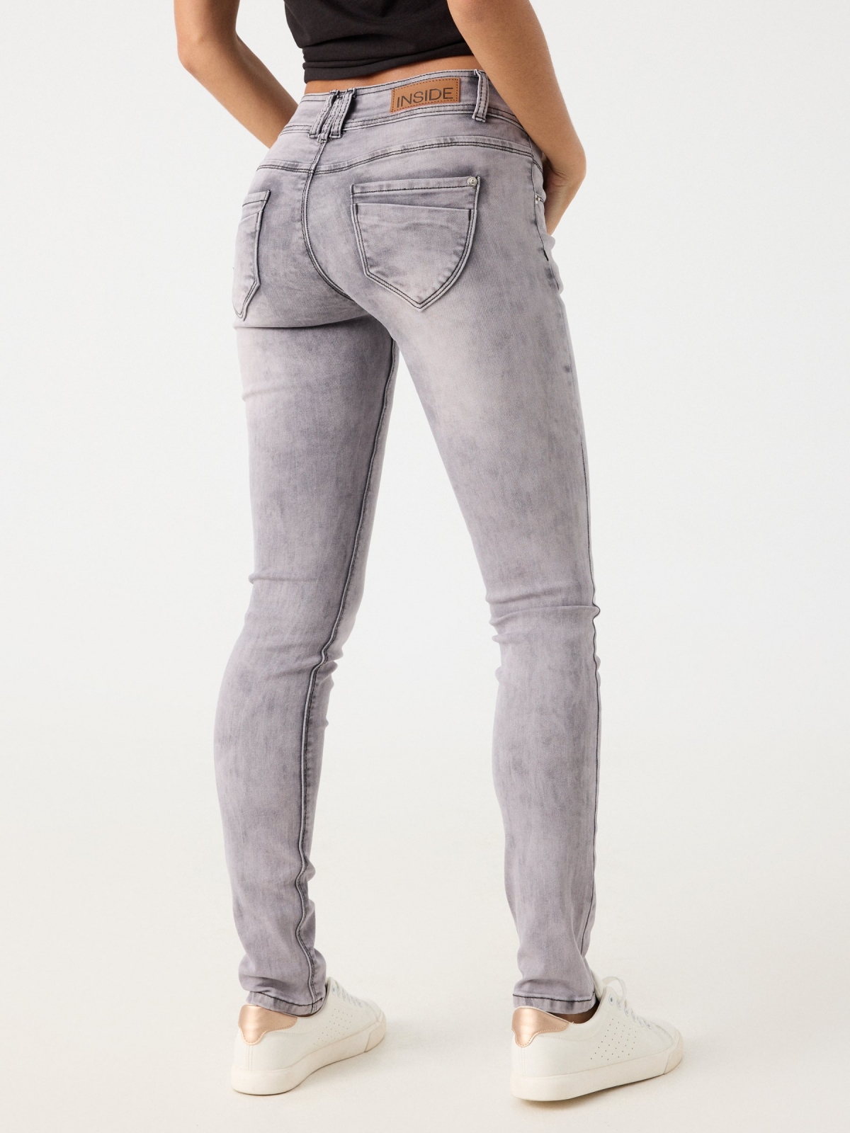 Jeans skinny com cintura baixa e efeito lavado cinza claro vista meia traseira