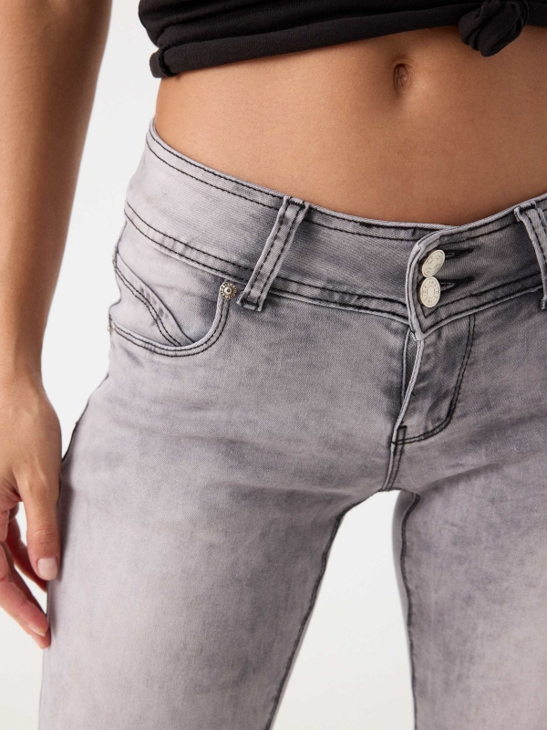 Jeans skinny com cintura baixa e efeito lavado cinza claro vista detalhe