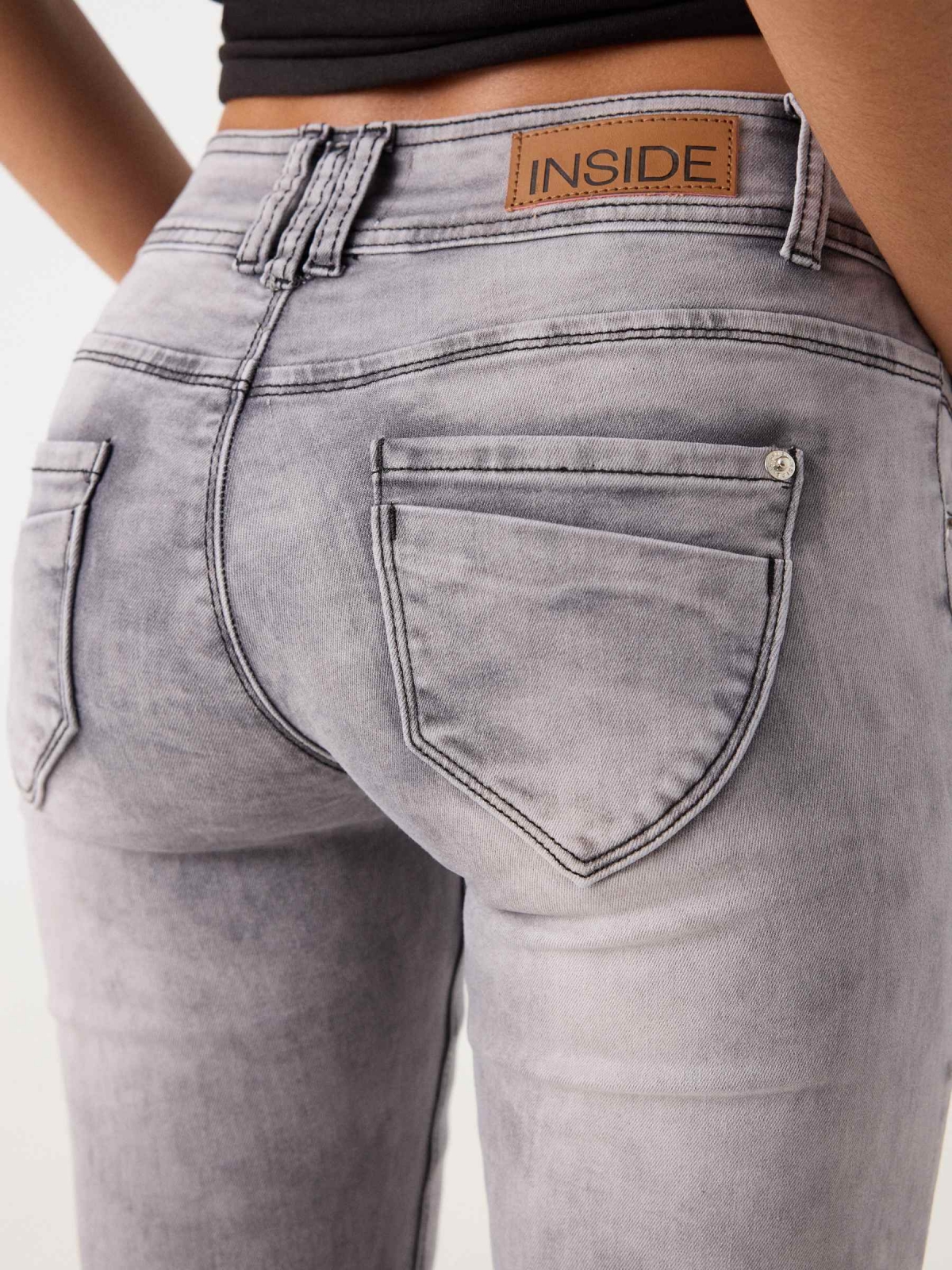 Jeans skinny efecto lavado tiro bajo gris claro vista detalle