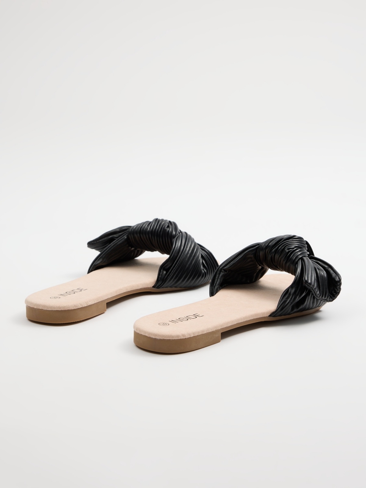 Tie up sandals with pleats black/beige 45º back view
