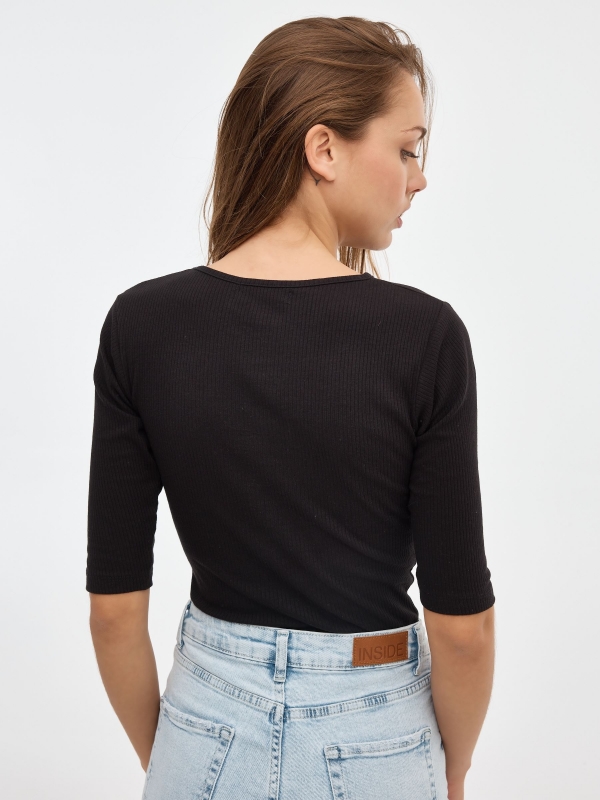 T-shirt de costela com decote recortado preto vista meia traseira
