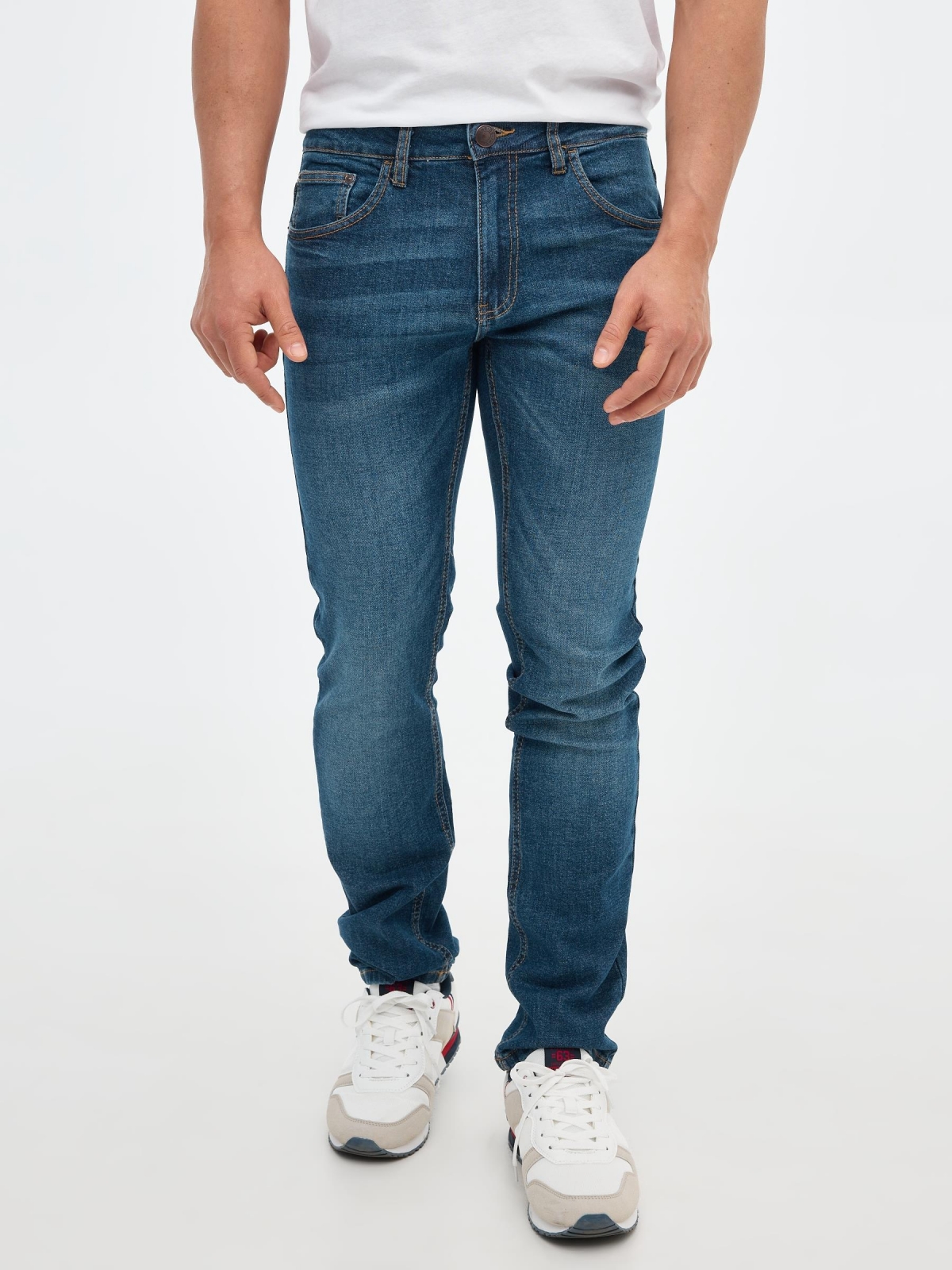 Jeans regular tejido denim azul vista media trasera