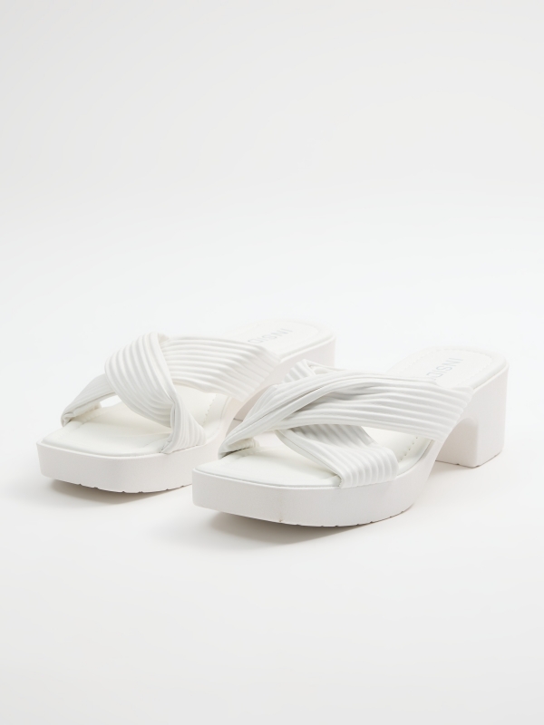 Sandalia de platafomra con tira de nudo blanco vista frontal 45º