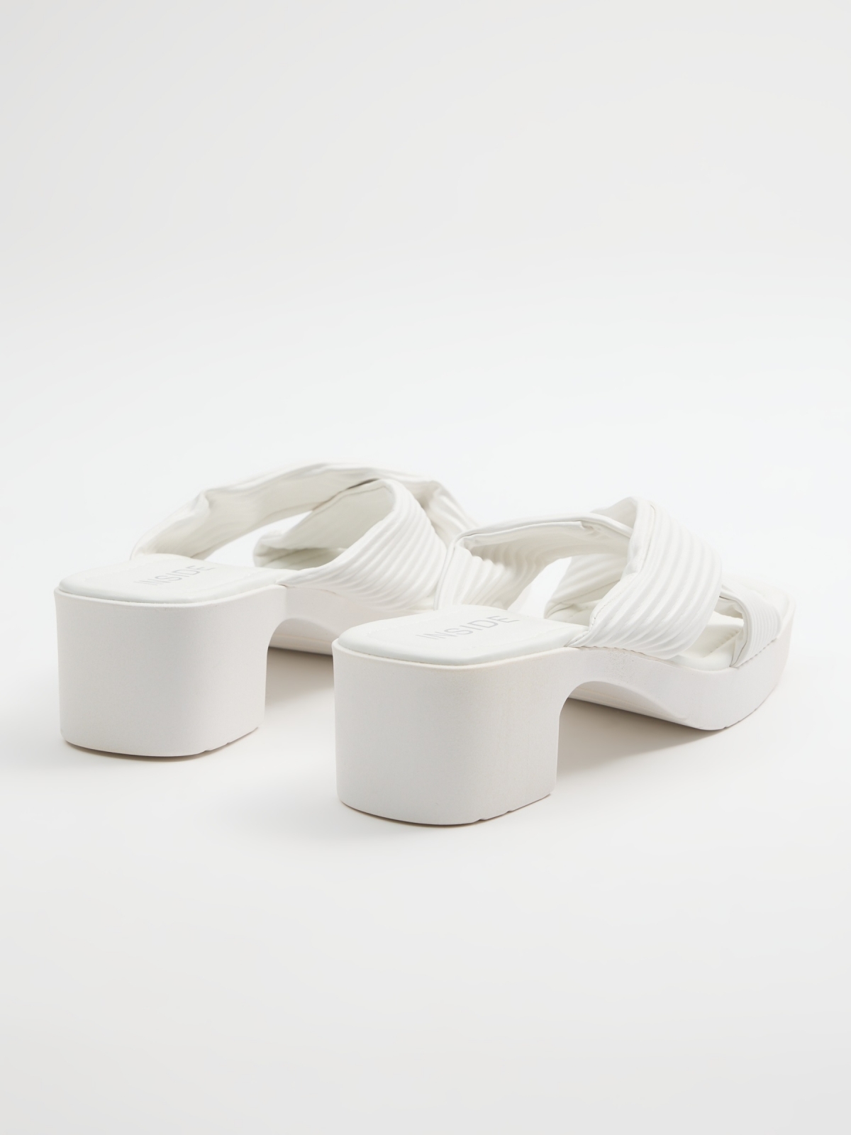 Sandalia de platafomra con tira de nudo blanco vista trasera 45º
