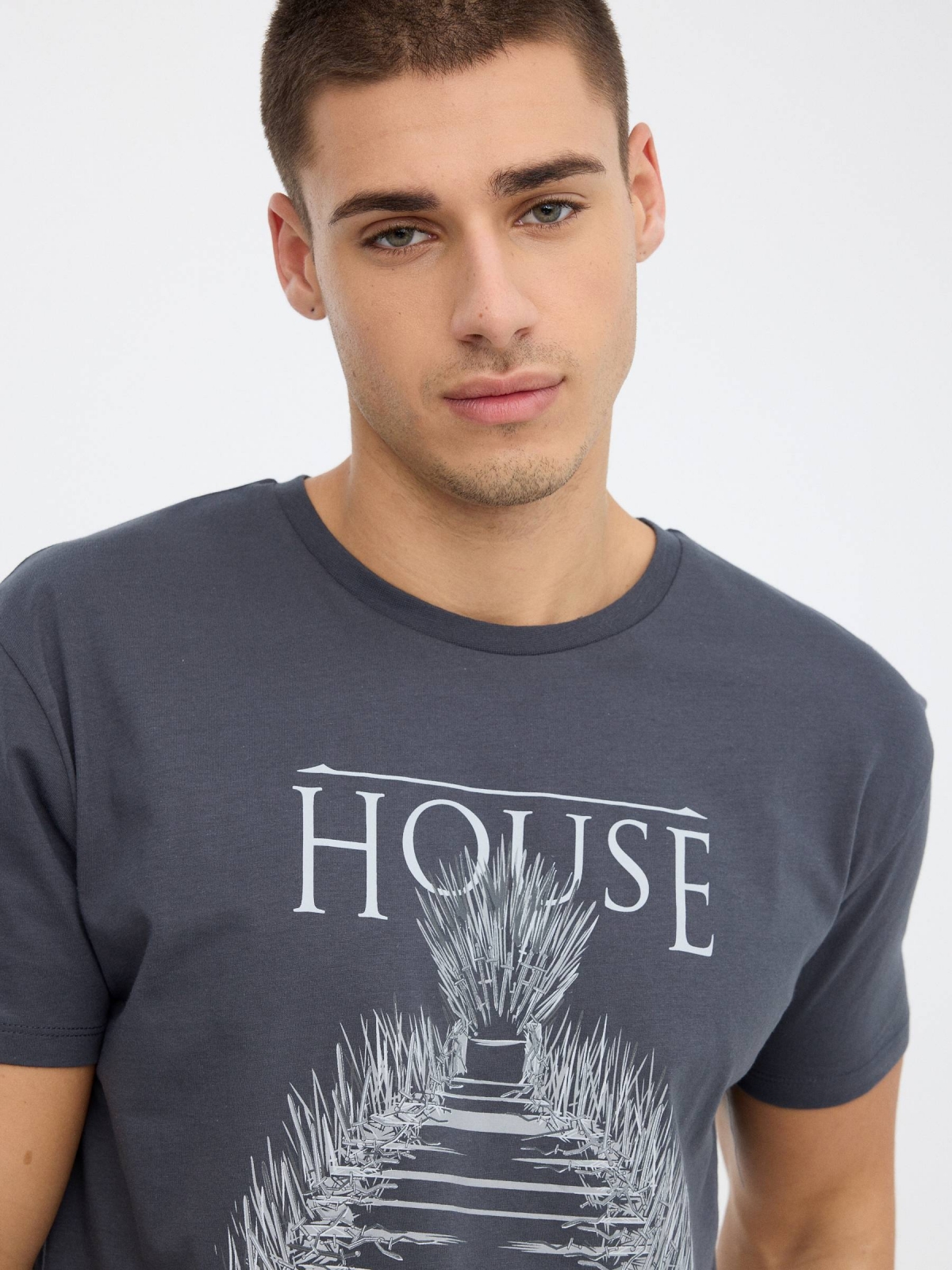 T-shirt House of the Dragon cinza escuro vista detalhe