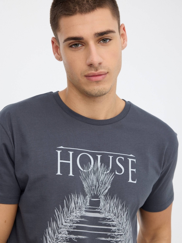 Camiseta House of the Dragon gris oscuro vista detalle