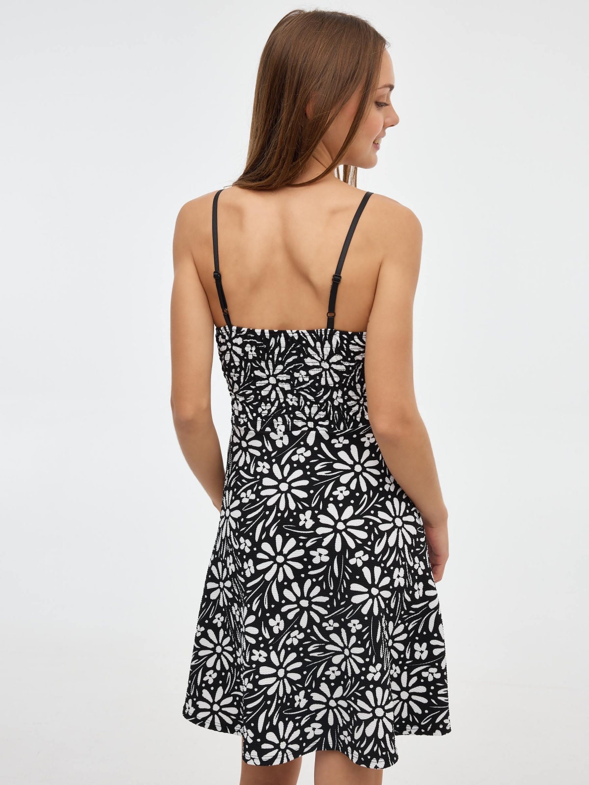 Mini vestido floral impressão total preto vista meia traseira