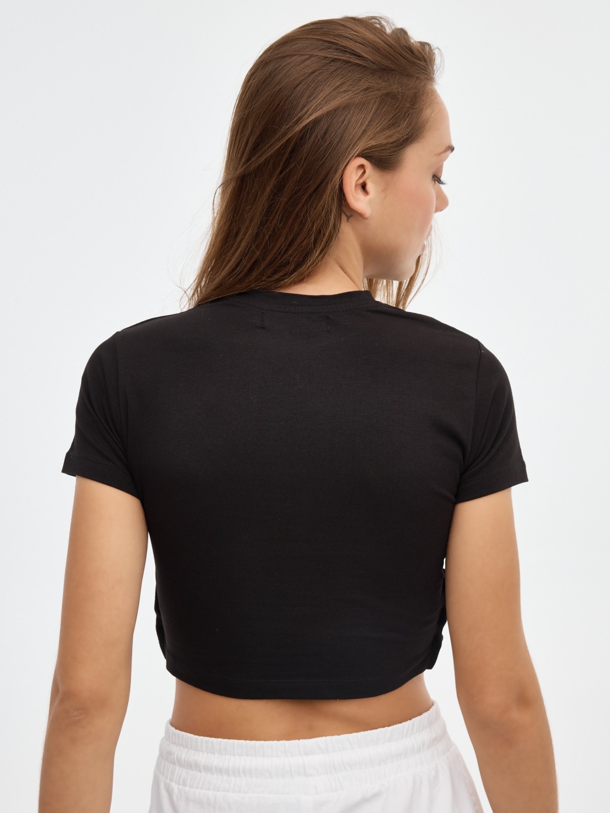 T-shirt gráfica borboleta preto vista meia traseira