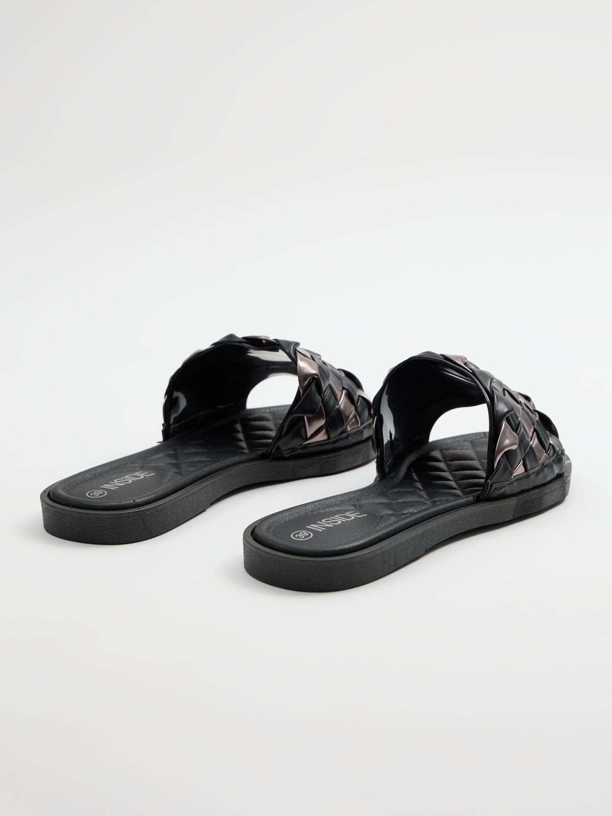 Sandálias com tranças almofadadas preto vista traseira 45º