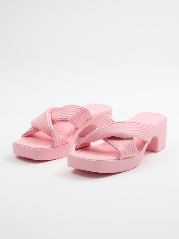 Sandália de plataforma com cinta cruzada rosa nude vista frontal 45º
