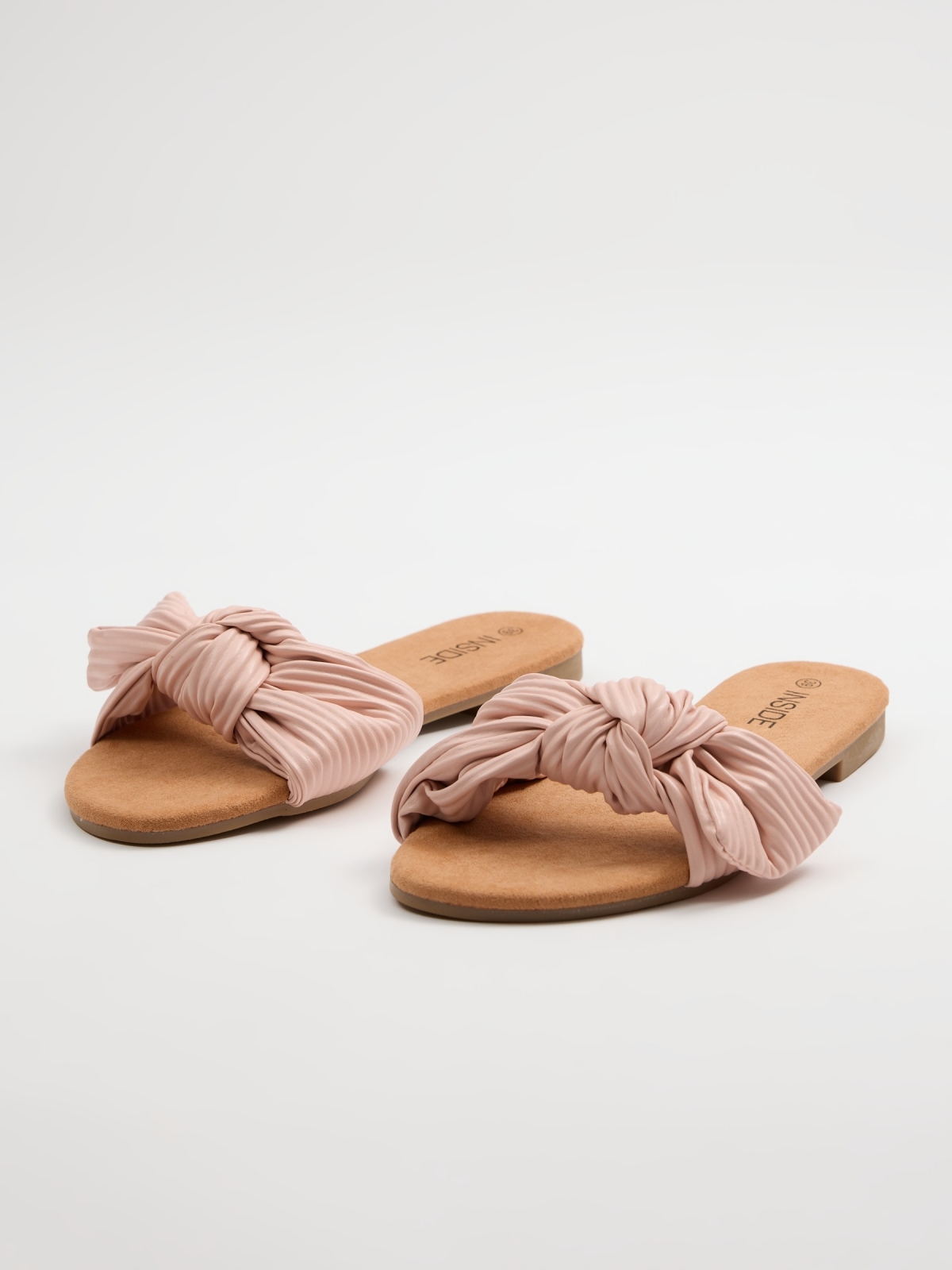Sandálias com bandas plissadas rosa nude vista frontal 45º