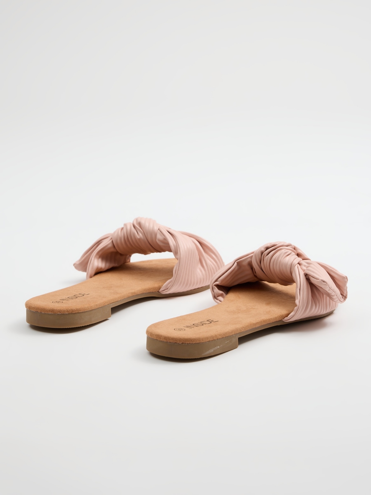 Sandálias com bandas plissadas rosa nude vista traseira 45º