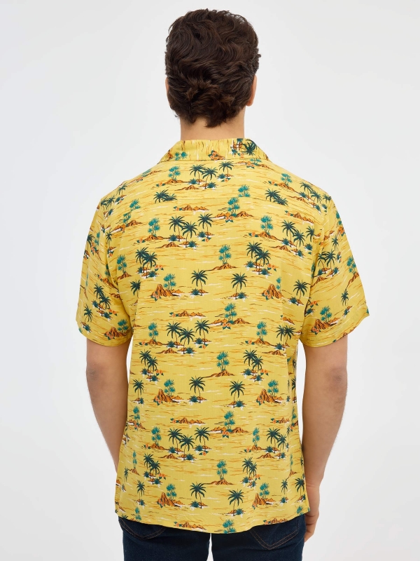 Camisa de palmeira de estampagem total amarelo vista meia traseira