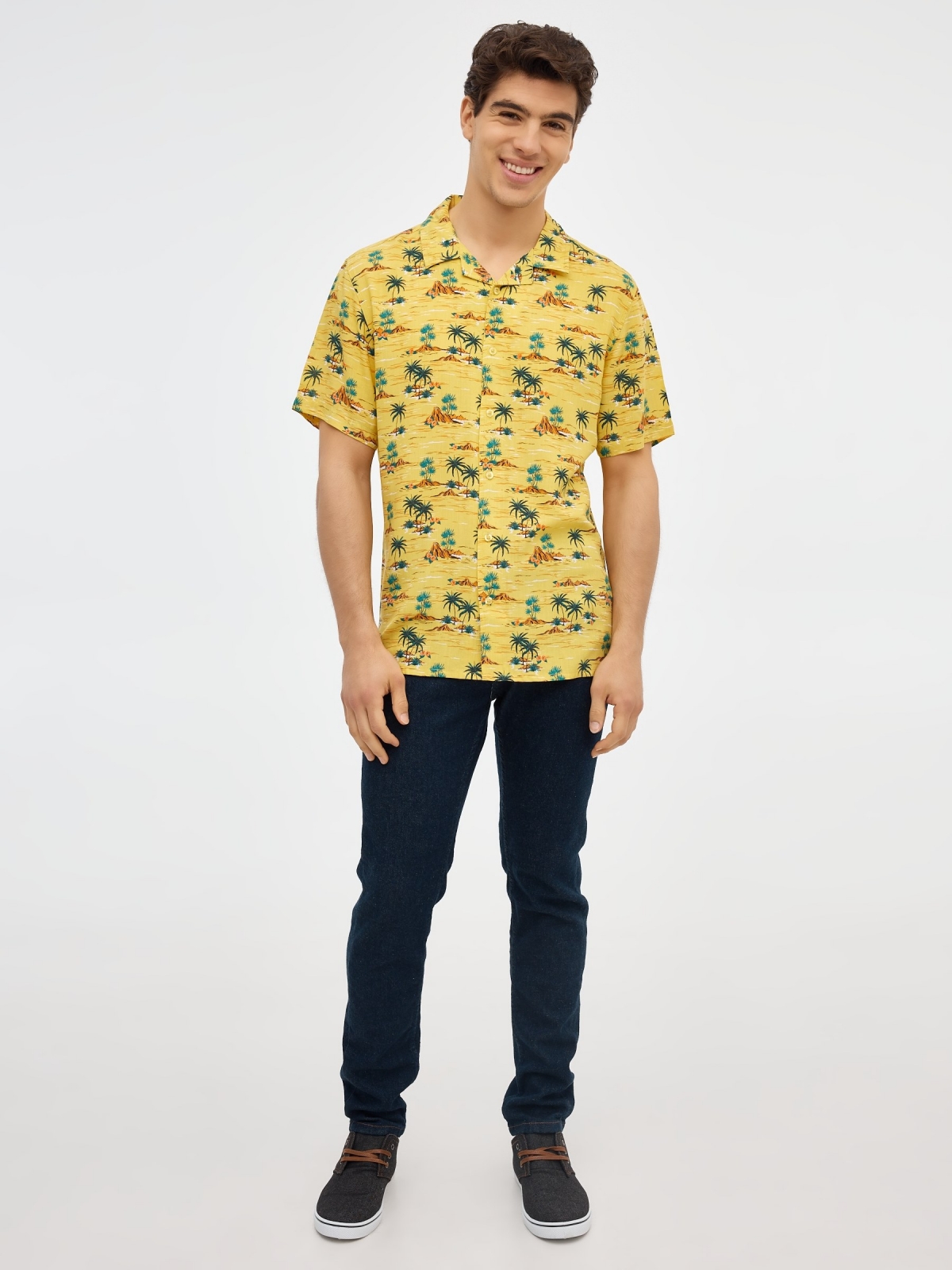 Camisa palmeras total print amarillo vista general frontal