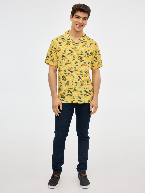 Camisa palmeras total print amarillo vista general frontal
