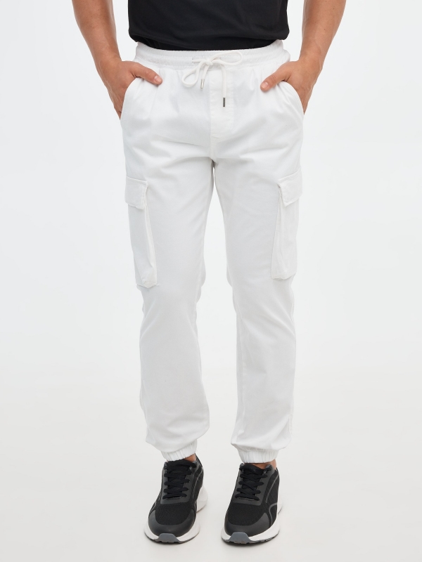 Pantalón jogger con bolsillos blanco vista media frontal