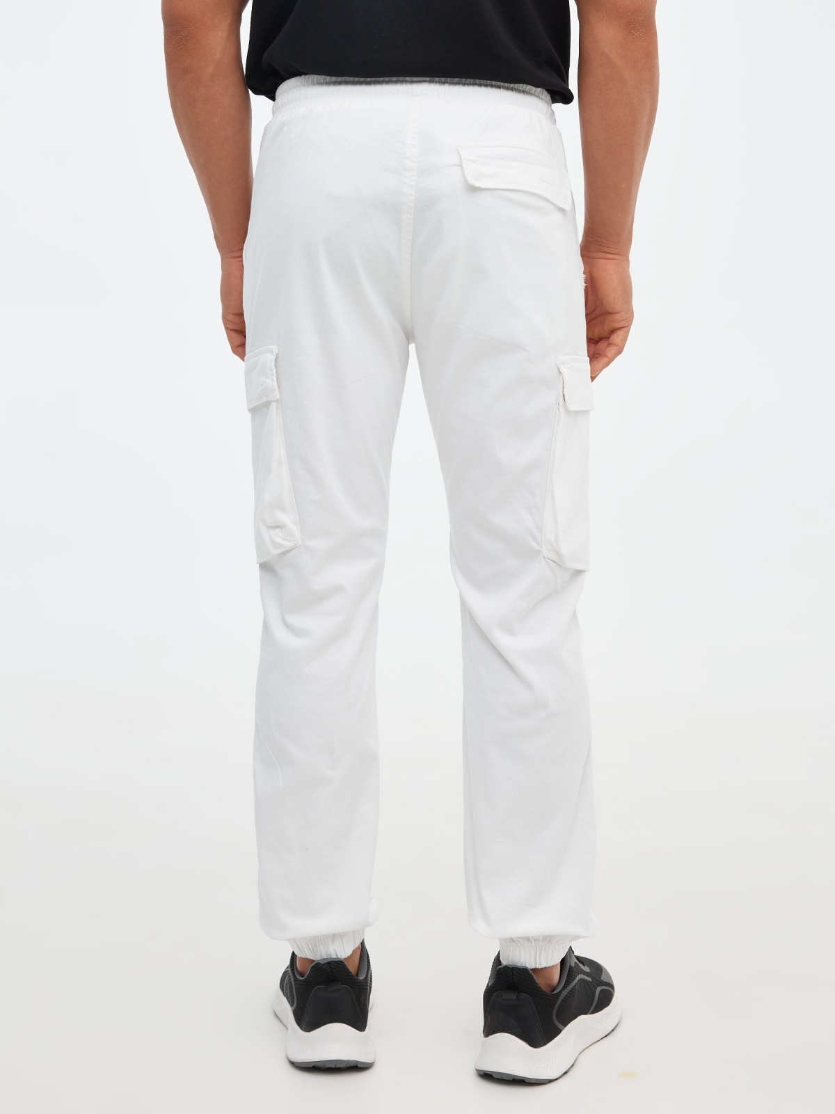 Pantalón jogger con bolsillos blanco vista media trasera