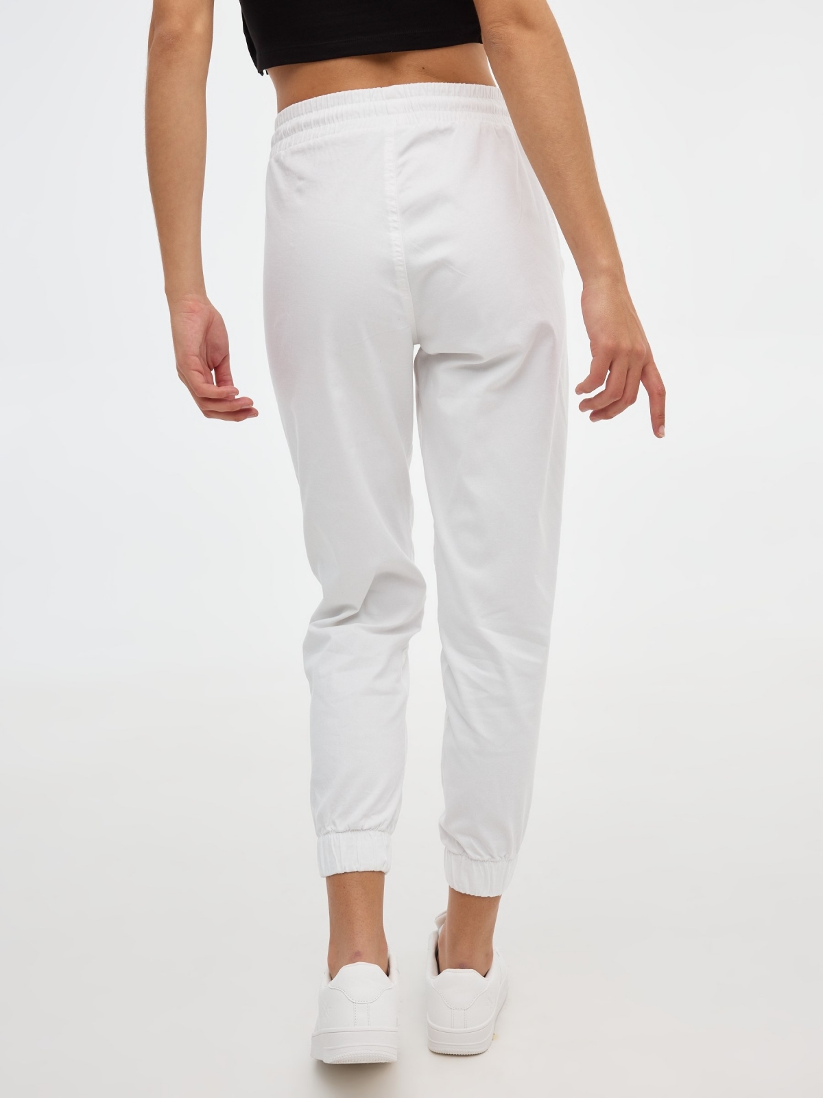 Calças básicas de jogger com cintura elástica branco vista meia traseira
