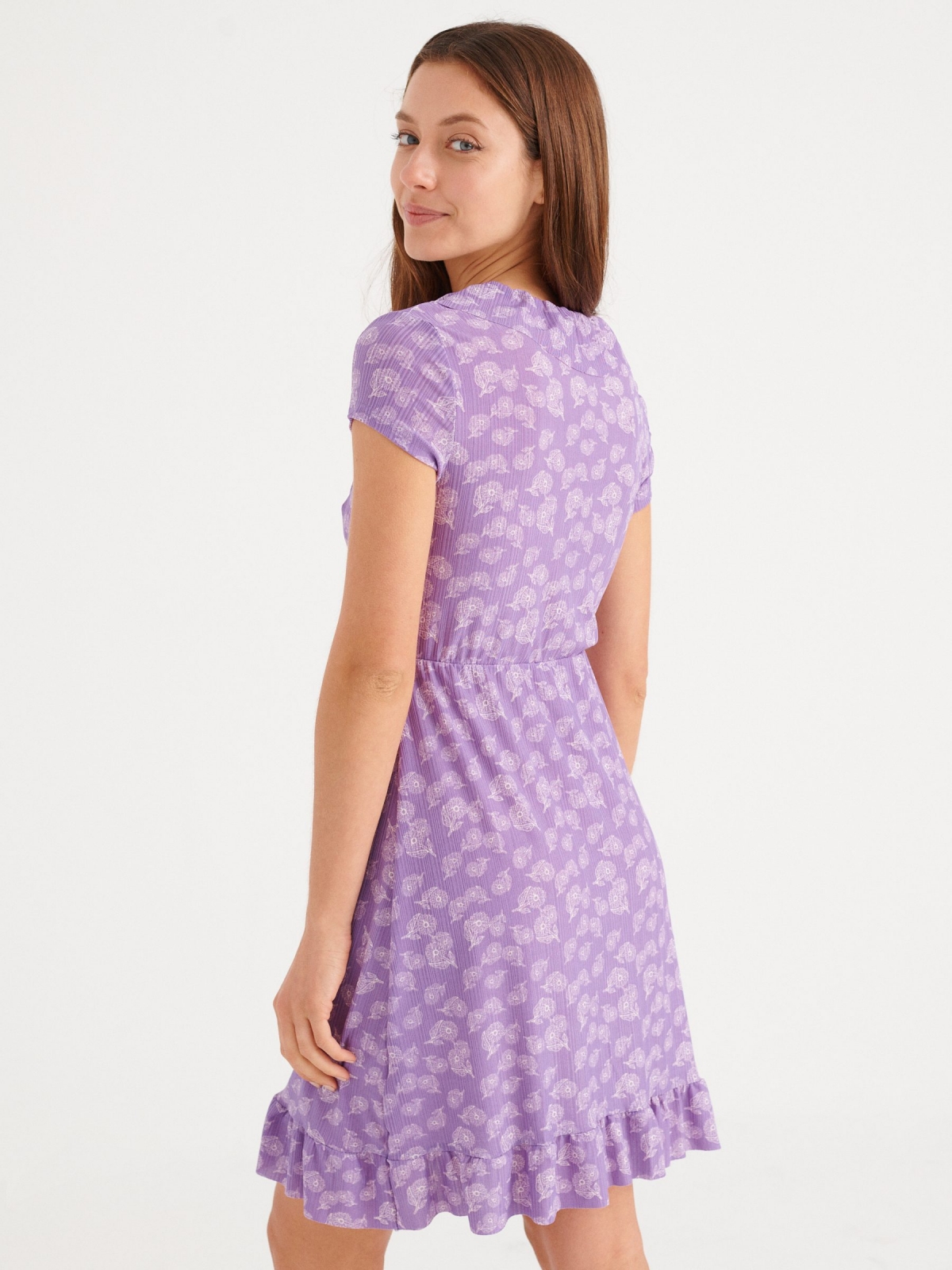 Vestido floral com babados lilás vista meia traseira