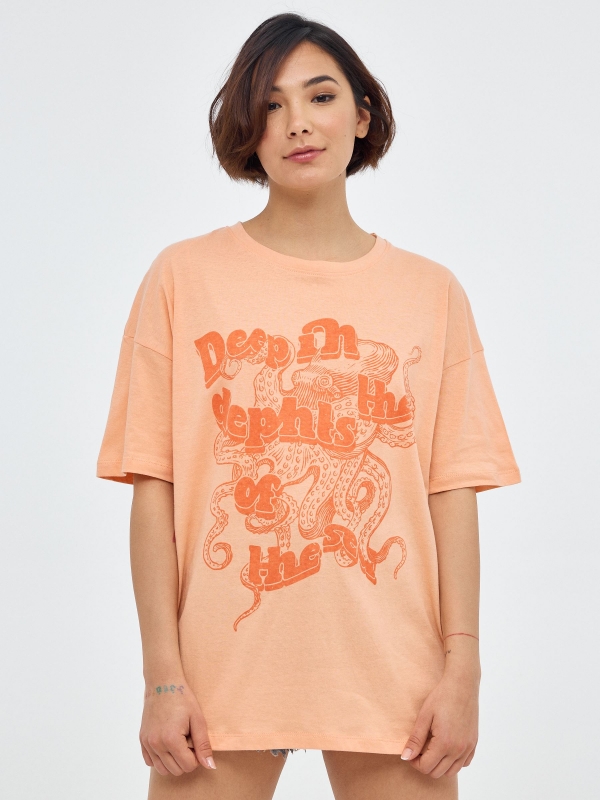 T-shirt impressa em sobredimensionado pêssego vista meia frontal