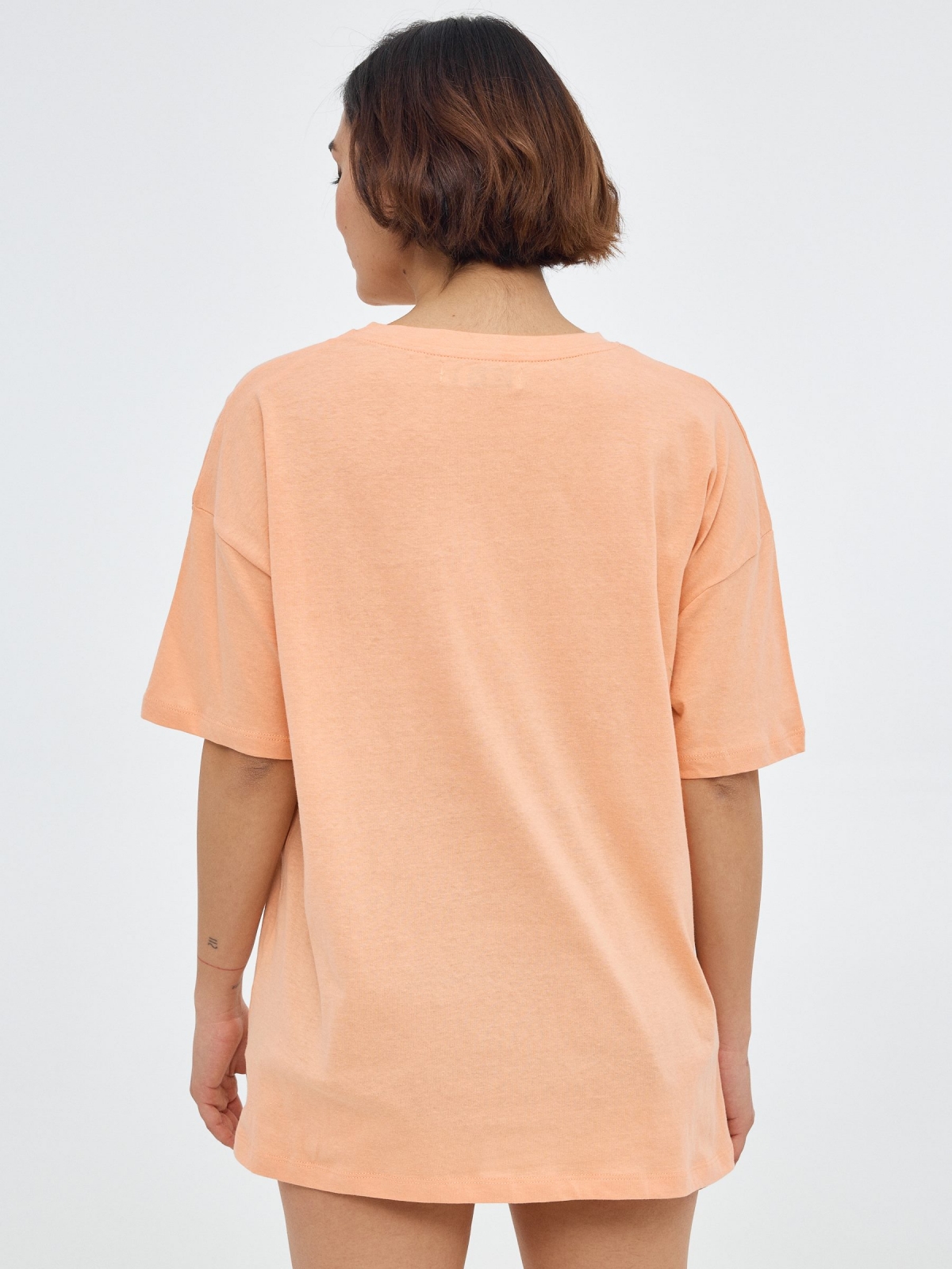 T-shirt impressa em sobredimensionado pêssego vista meia traseira