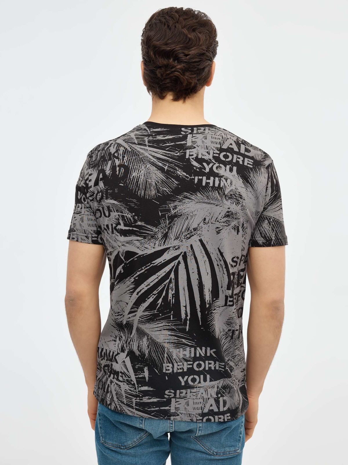 T-shirt de impressão gráfica preto vista meia traseira
