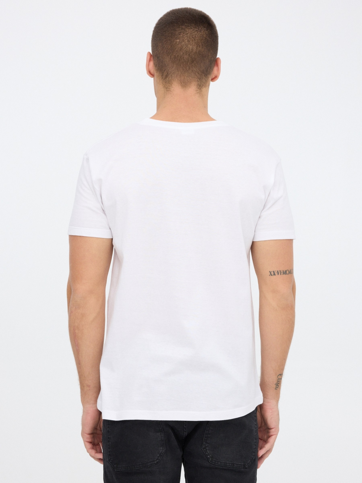 T-shirt Marvel branco vista meia traseira