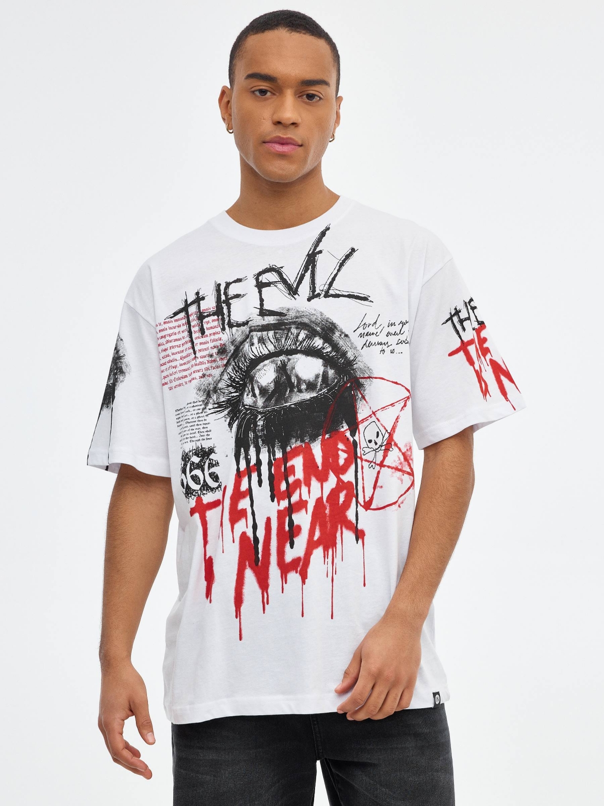 T-shirt oversized com impressão de graffiti branco vista meia frontal