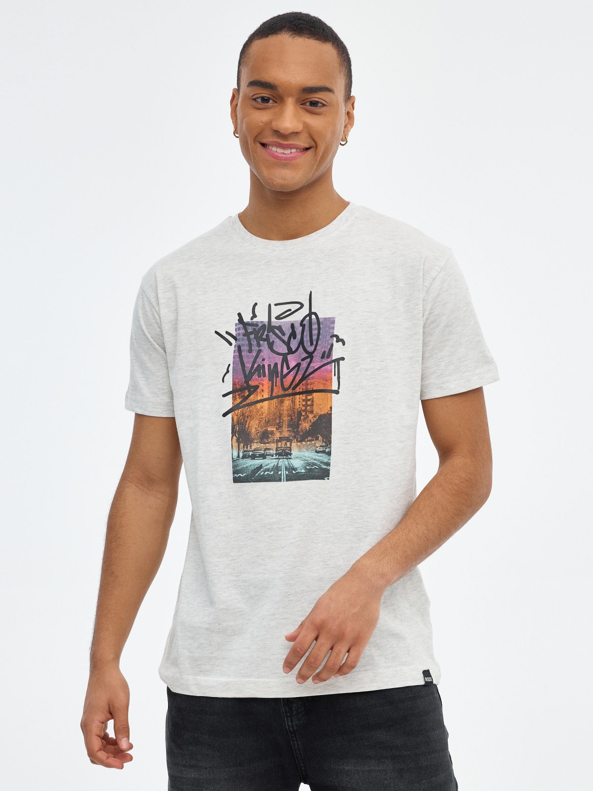 T-shirt com foto e graffiti cinza vista meia frontal