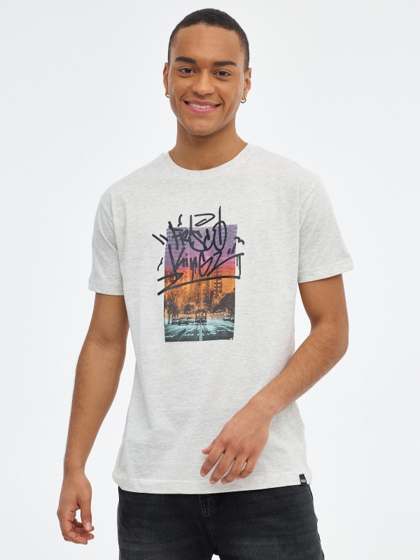 Camiseta con foto y grafiti gris vista media frontal