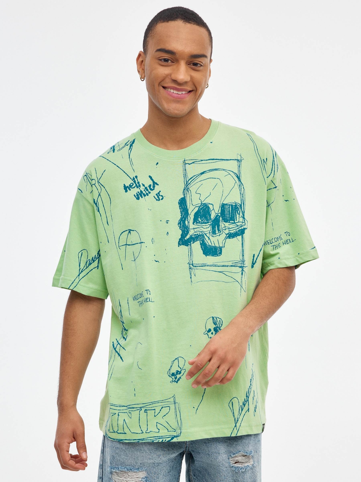 T-shirt com estampas de crânio sobredimensionadas verde claro vista meia frontal