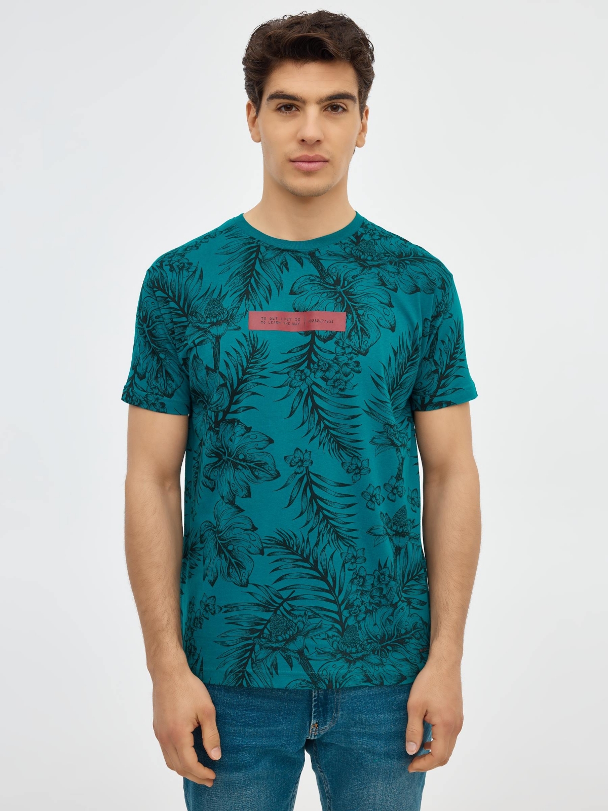 T-shirt de impressão tropical com gráfico esmeralda vista meia frontal