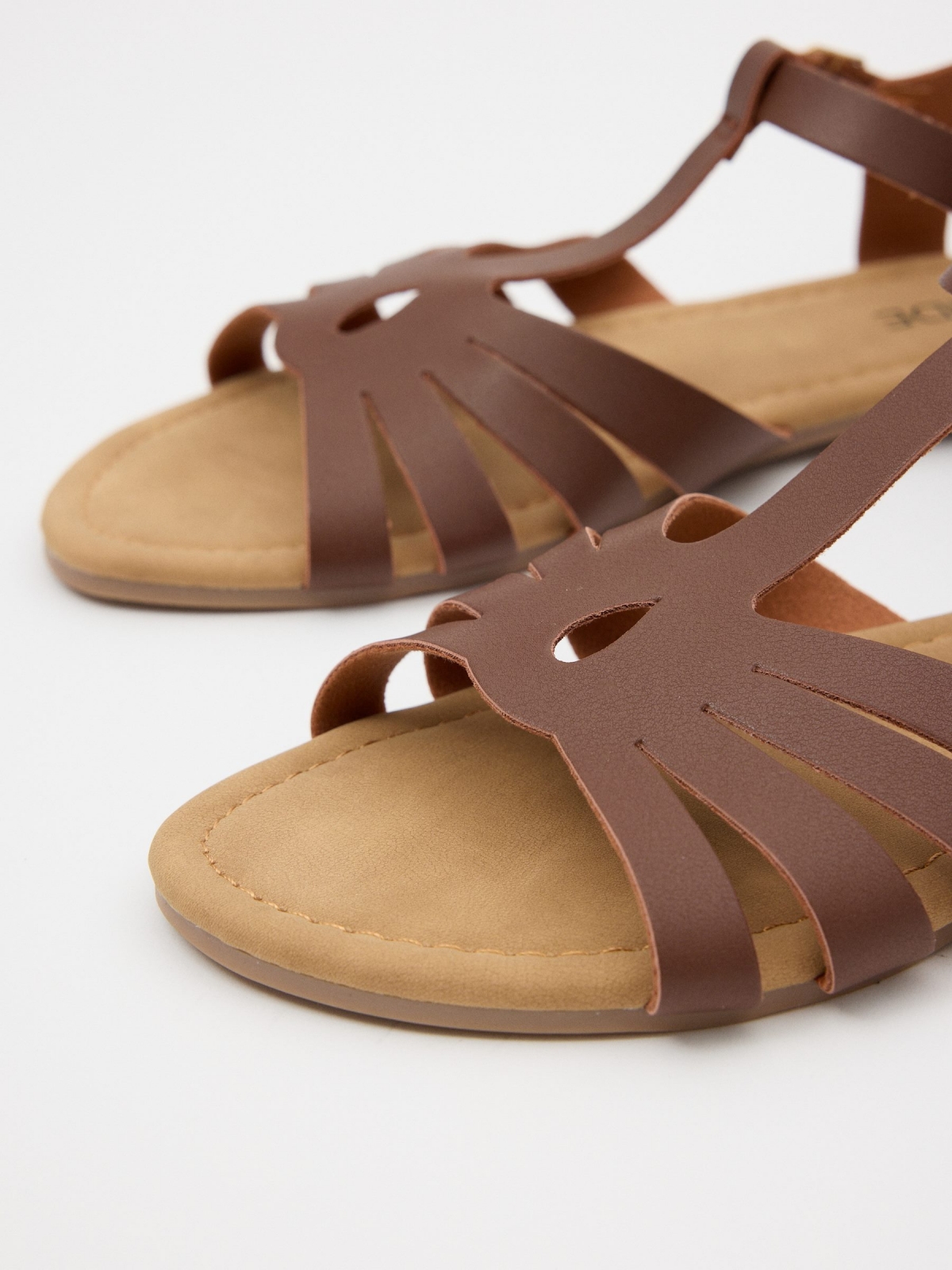 Sandals with crossed straps earth brown detail view