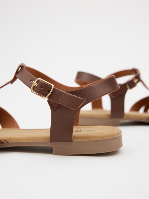 Sandals with crossed straps earth brown detail view