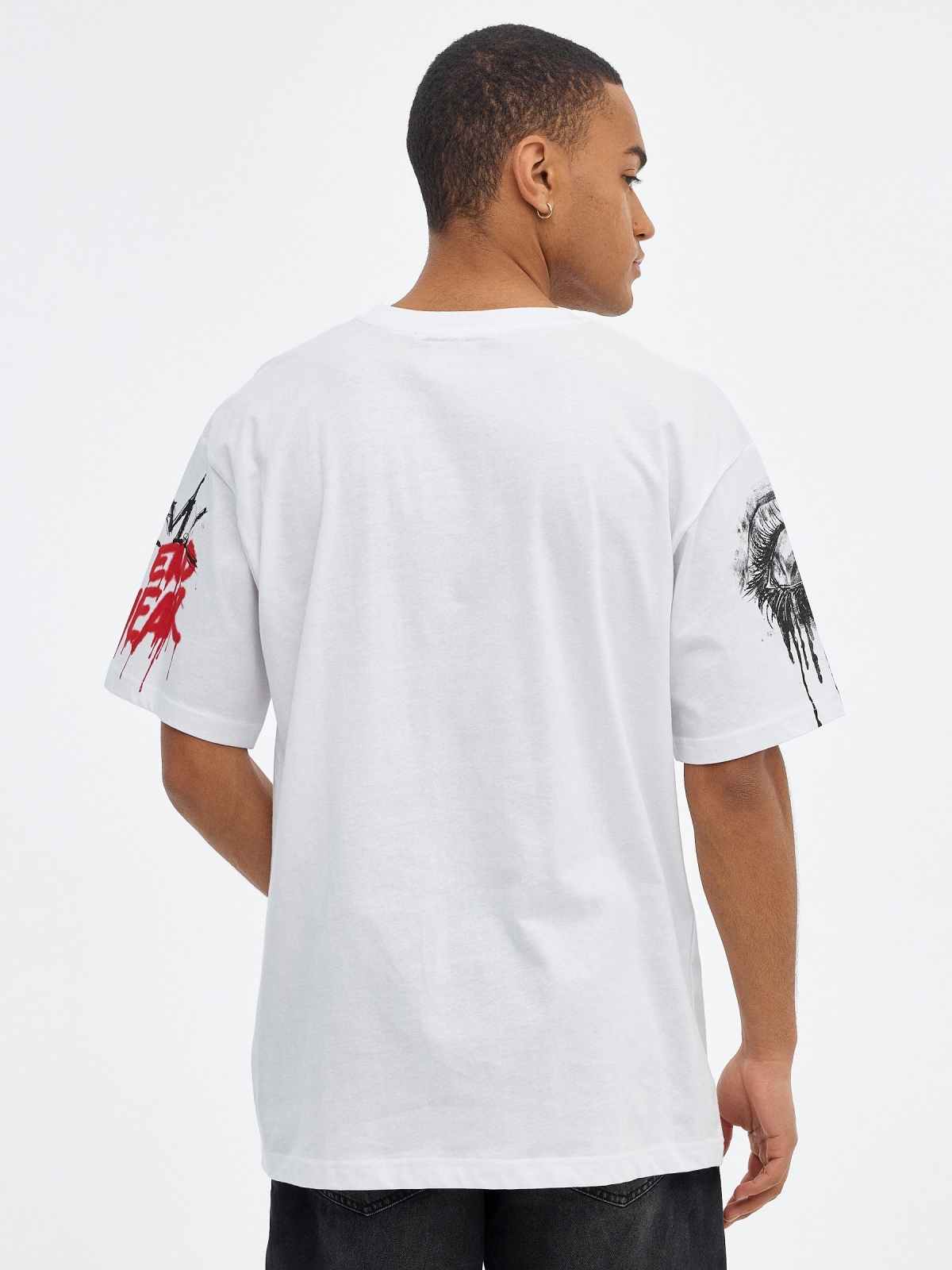 Camiseta oversized con estampado graffiti blanco vista media trasera