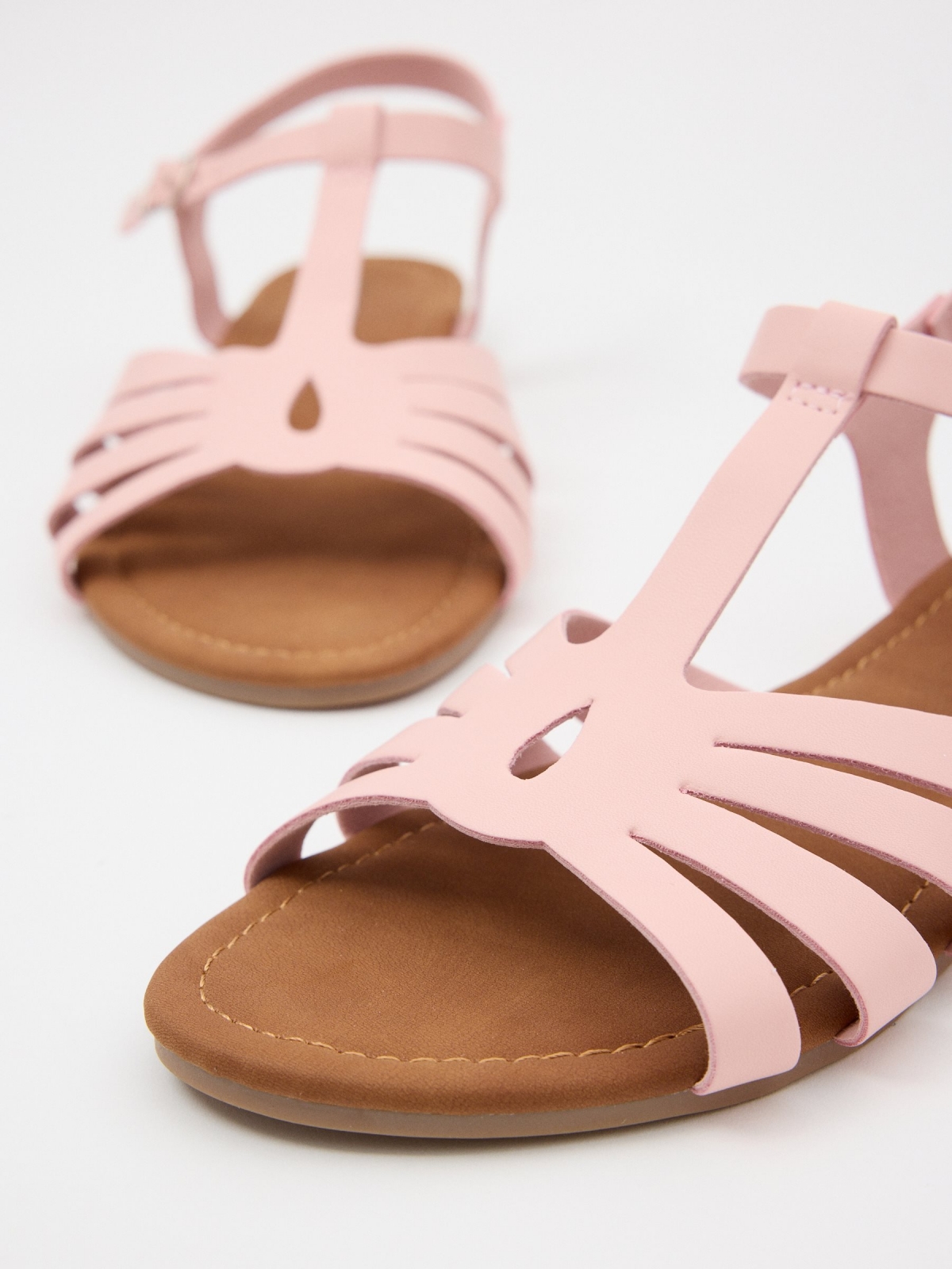 Sandálias com tiras cruzadas rosa nude vista detalhe