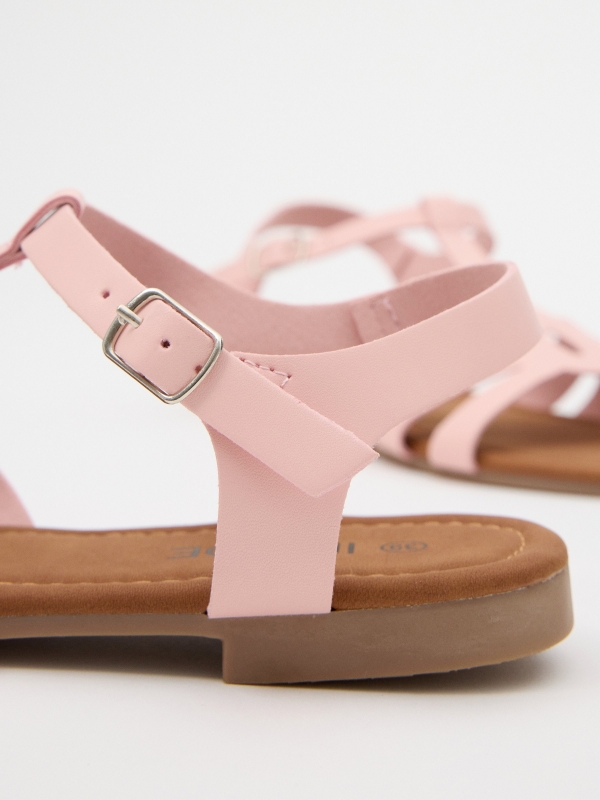 Sandálias com tiras cruzadas rosa nude vista detalhe