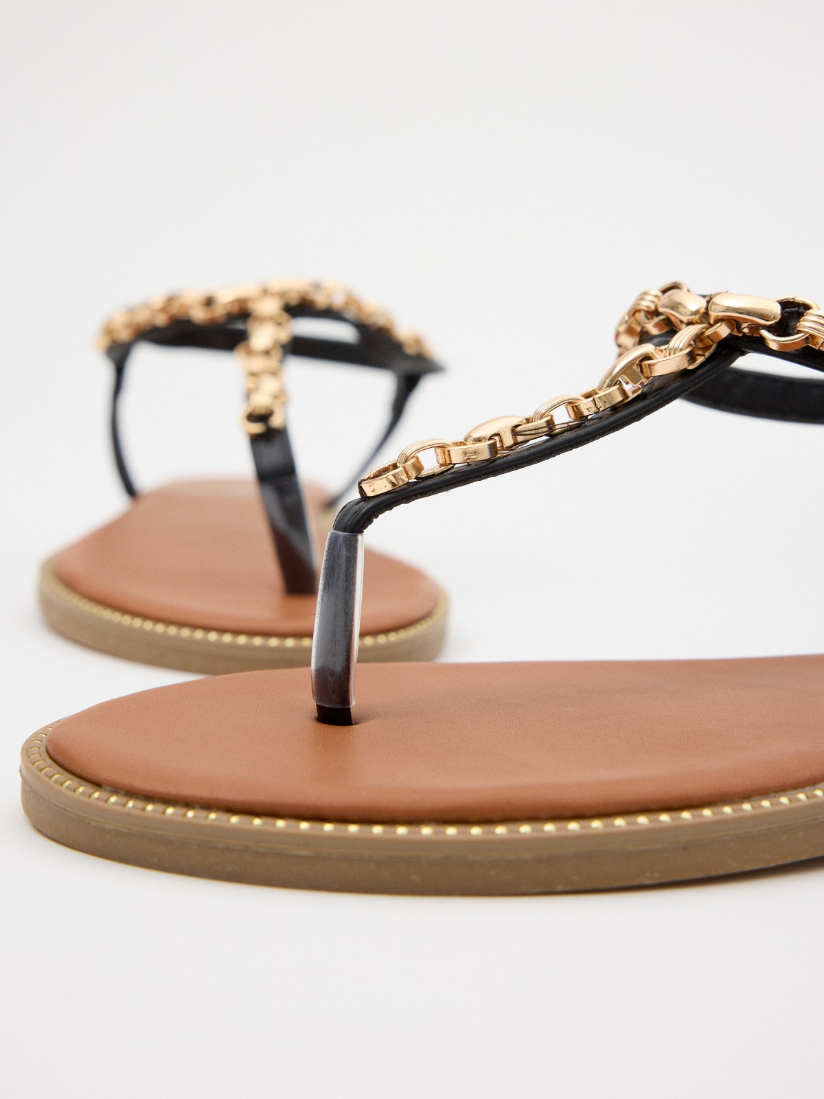 Chain toe sandal black detail view