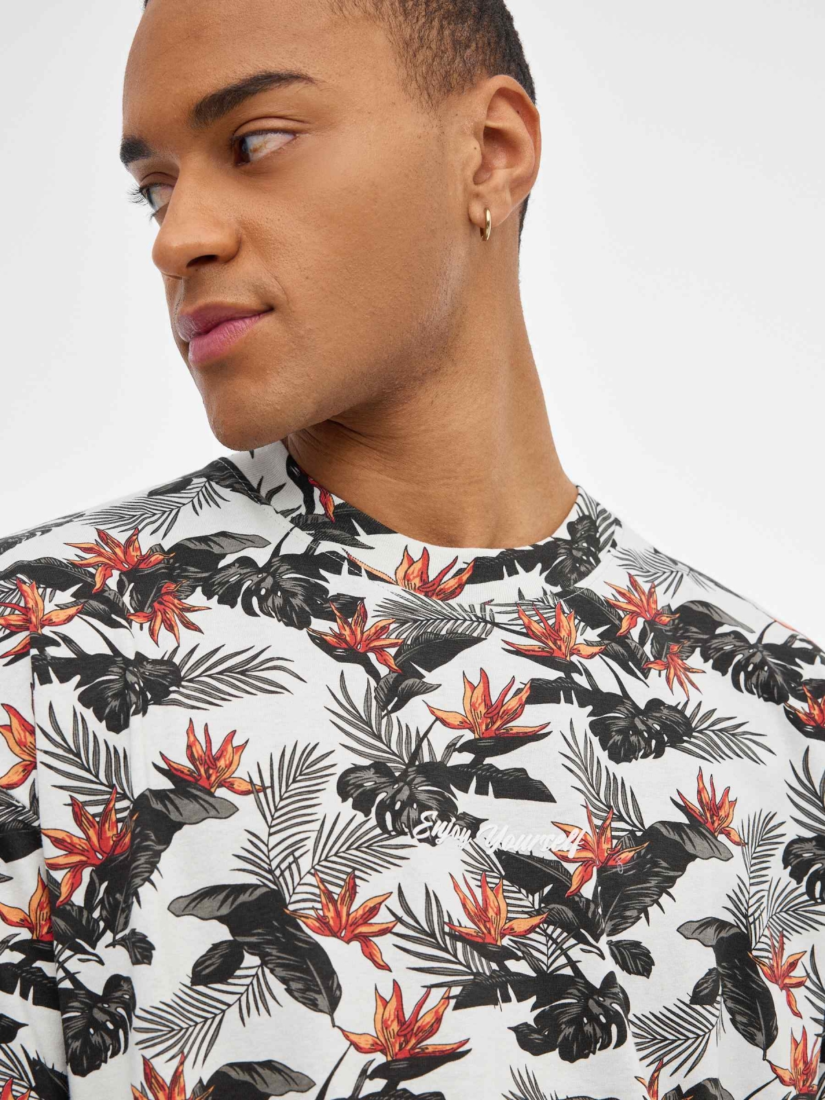 T-shirt de impressão tropical oversized cinza claro vista detalhe